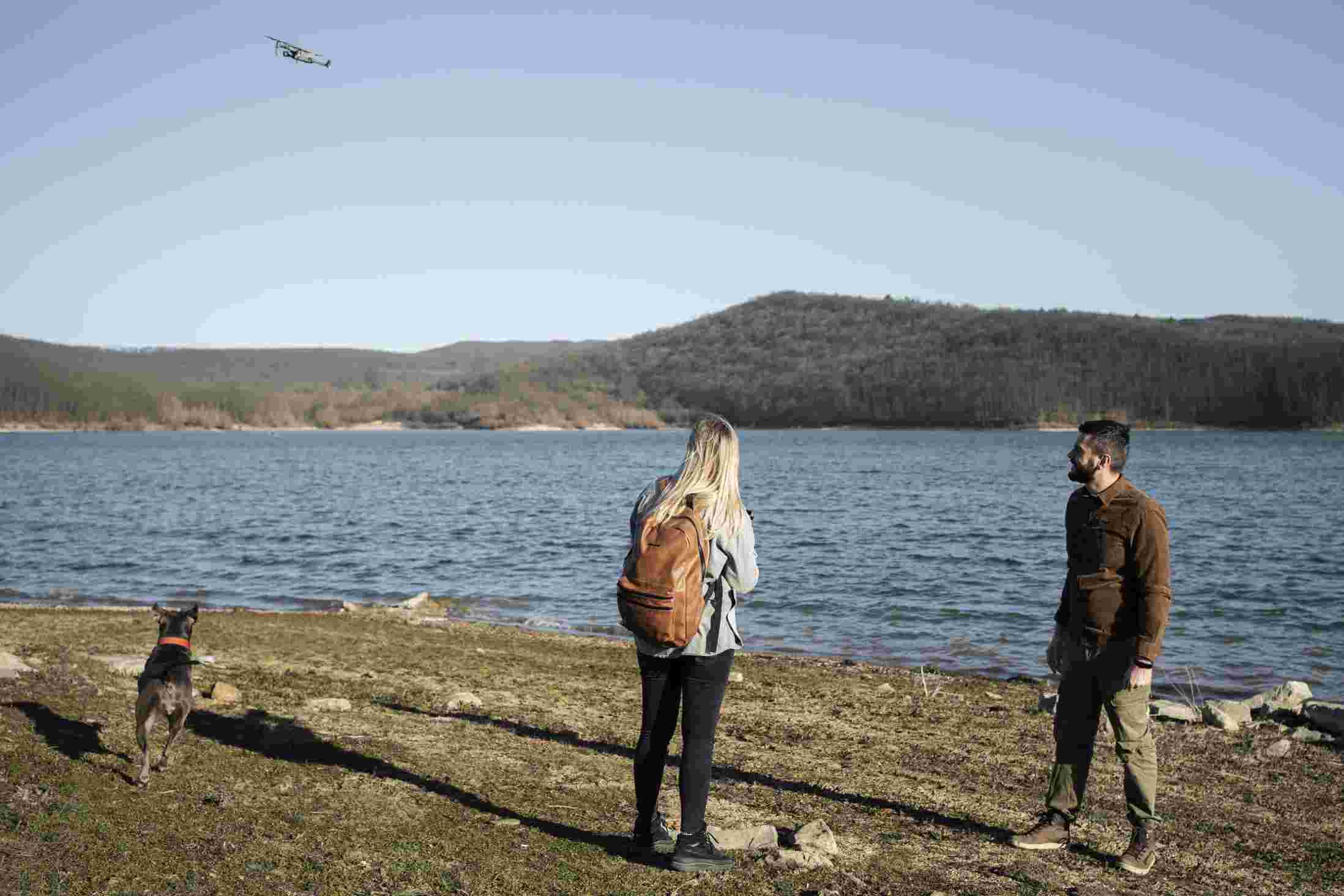 casal voando com drone do lado de fora 