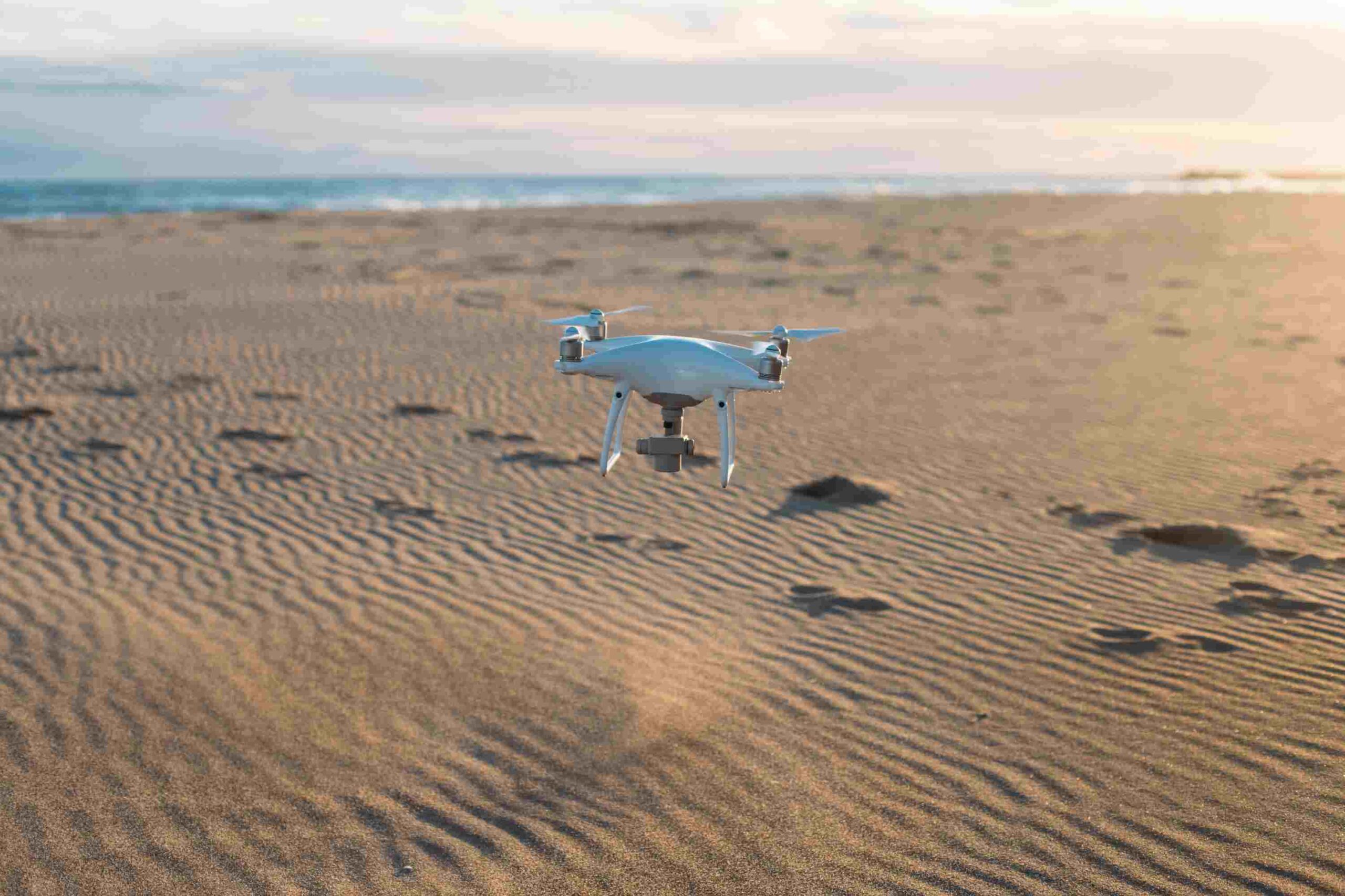 drone aereo mapeando o solo na praia 