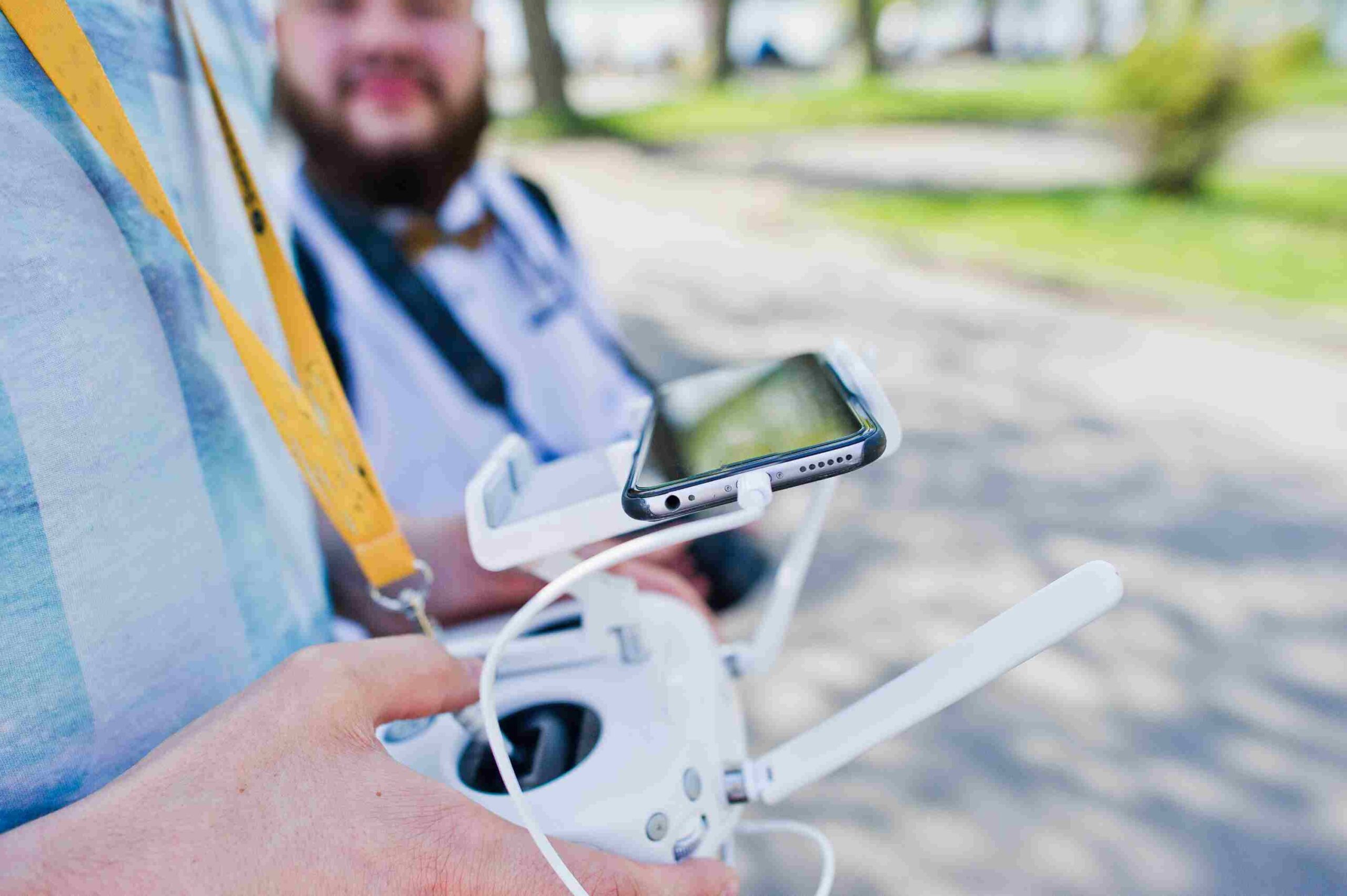 foto aproximada de maos masculinas segurando o controle remoto de um drone 