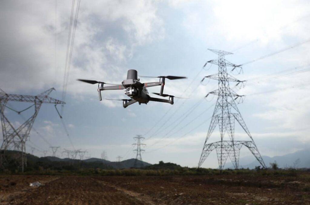 drone-dji-mavic-3-enterprise-sobrevoando-torres-de-energia