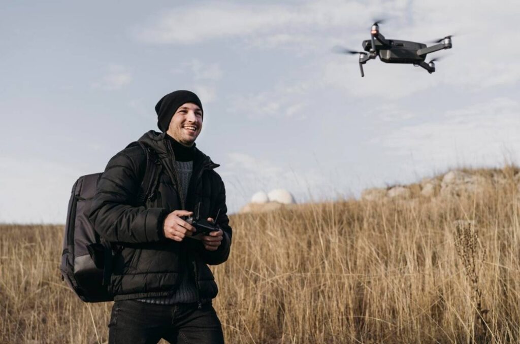 homem-pilotaando-drone-dji-em-campo