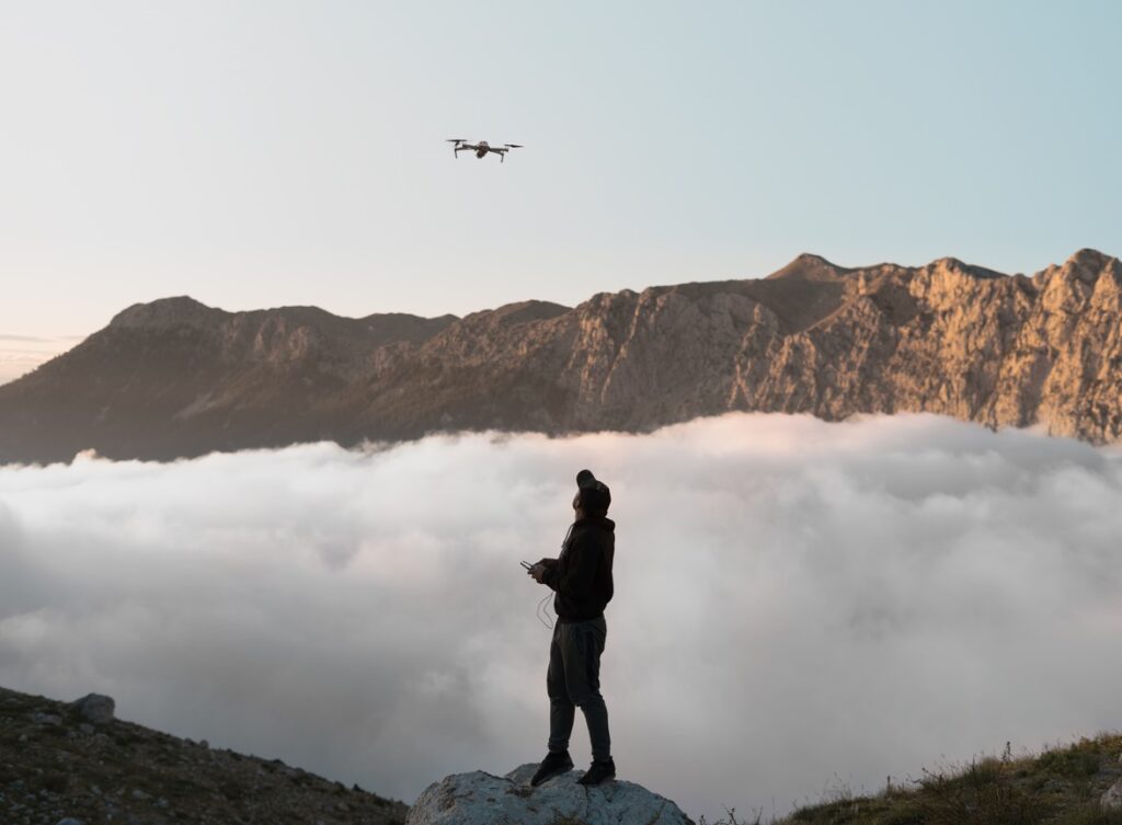 homem-pilotando-drone-em-regiao-montanhosa