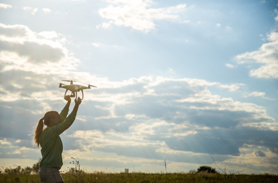 mulher-segurando-drone-dji-phantom